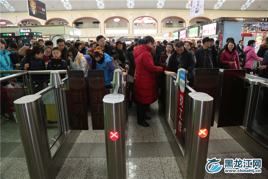 等待检票的乘客们。   石启立 摄