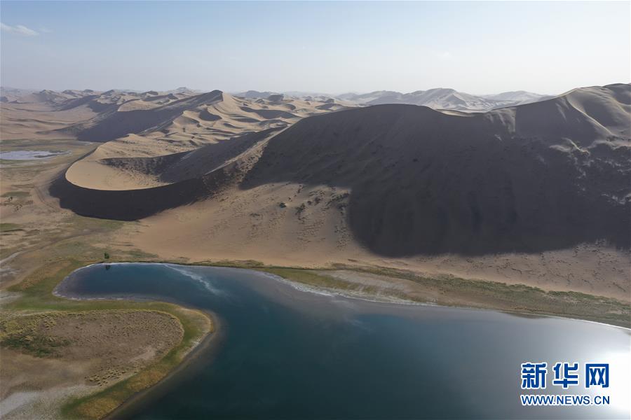 这是5月29日拍摄的巴丹吉林沙漠香根吉林湖（无人机照片）。新华社记者 徐钦 摄