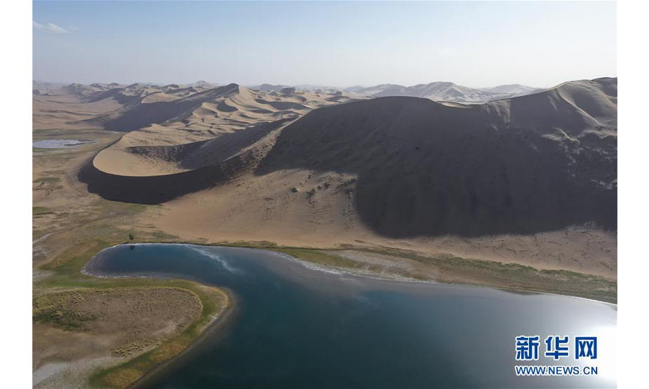 这是5月29日拍摄的巴丹吉林沙漠香根吉林湖（无人机照片）。新华社记者 徐钦 摄