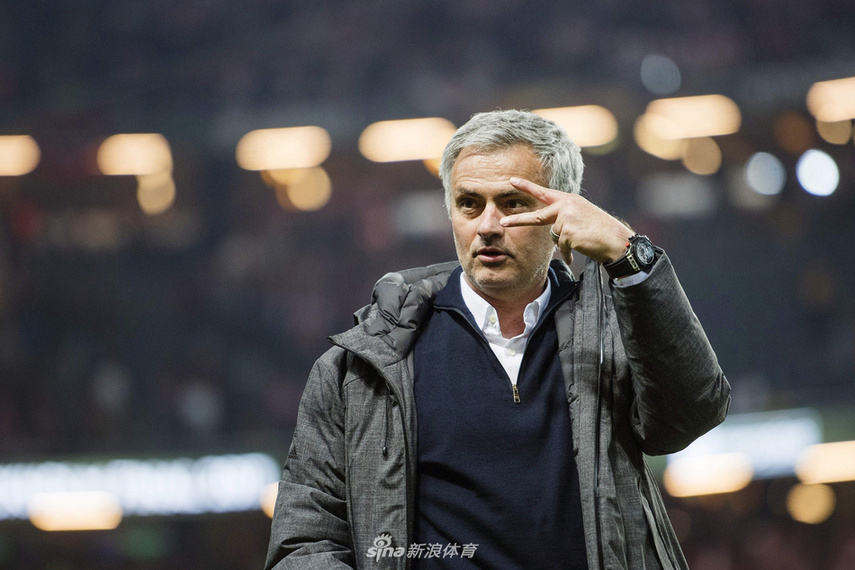 穆里尼奥夺冠后贡献表情包 剪刀手双V手势