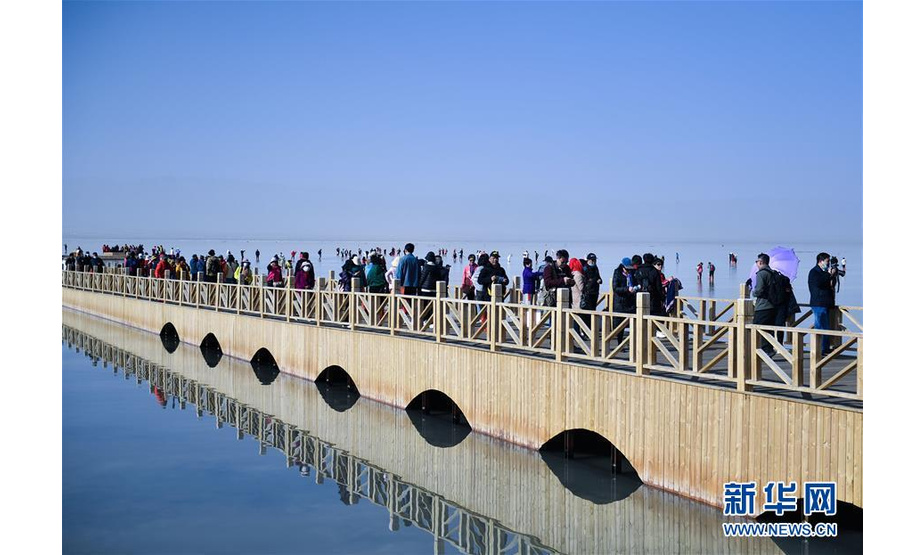 9月23日，游客在茶卡盐湖“天空之镜”景区游玩。新华社记者 张龙 摄