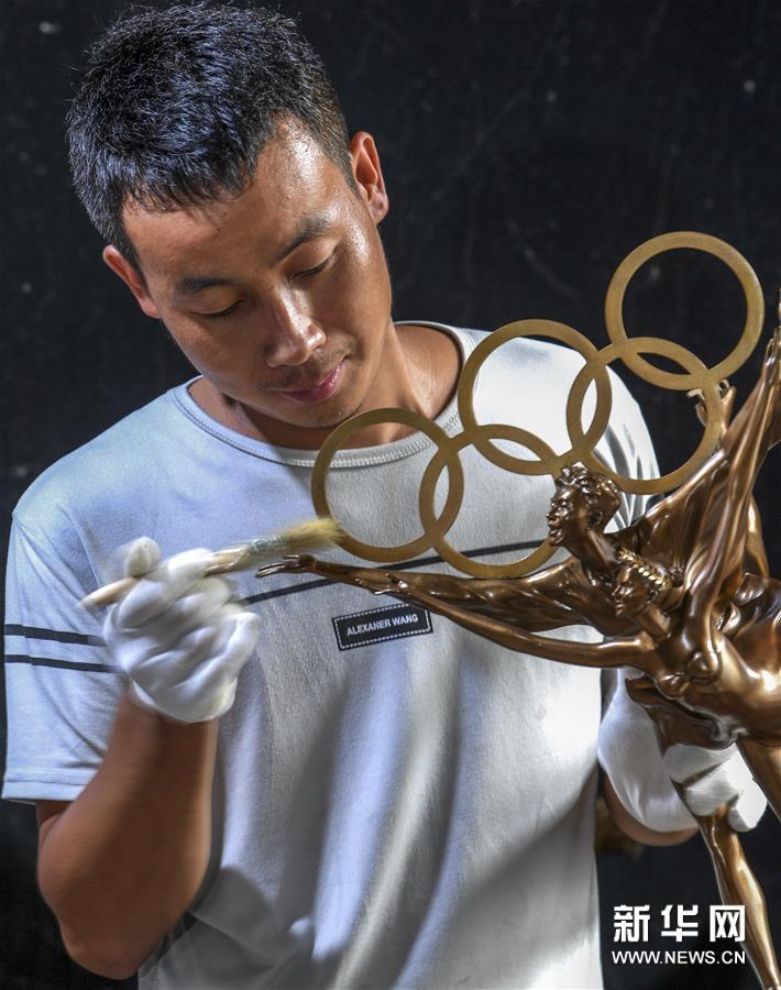 8月12日，在河北省饶阳县华日青铜文化产业园，工人给青铜雕塑半成品打蜡。 河北省饶阳县华日青铜文化产业园成立于二十世纪90年代，经过20余年的发展，形成了以设计生产各类雕塑艺术品为主的现代文化产业园。目前该园区从业人数200余人，产品销往全国100多个城市，并远销美国、德国、日本等国。 新华社记者 李晓果 摄