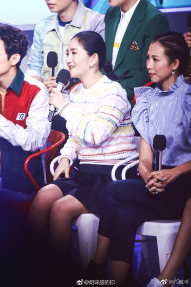 辣妈谢娜产后复出路透图曝光 脸庞圆润四肢仍