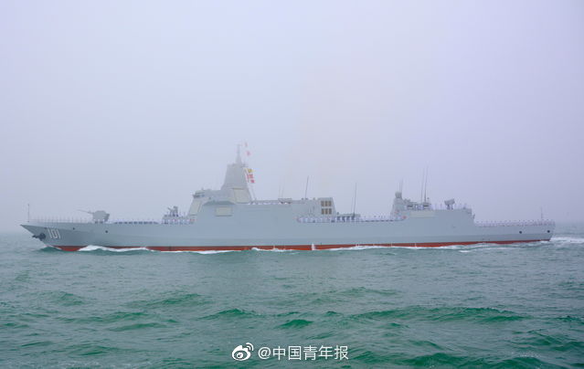 055驱逐舰还创新性地采用了隐身桅杆设计，主桅杆上“贴”着大大小小40多块各种天线阵面，将双波段雷达、电子干扰天线、敌我识别天线等多种舰载电子雷达系统集于一身，在保证高度信息化水平的同时又注重了隐身性能。