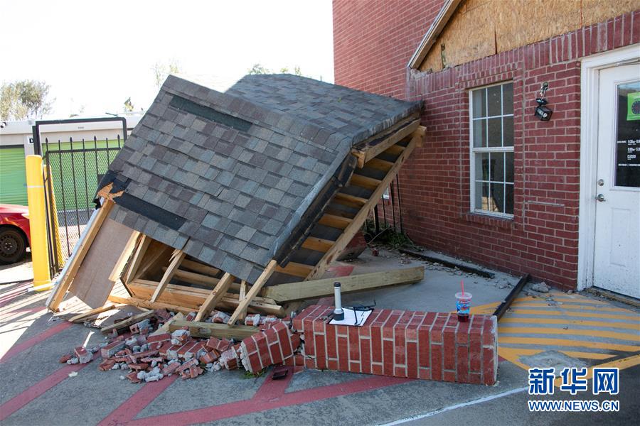 这是10月21日在美国得克萨斯州达拉斯拍摄的龙卷风袭击现场。 20日夜间，美国得克萨斯州达拉斯市及附近地区遭遇龙卷风，大量房屋受损。 新华社发（田丹摄）