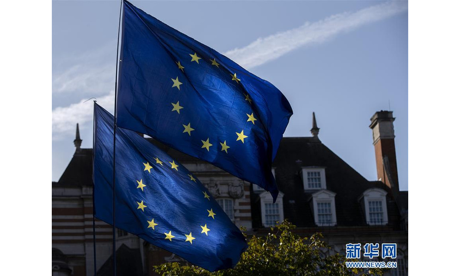 　这是10月19日在英国伦敦拍摄的议会大厦外的欧盟旗帜。 英国议会19日将举行37年来的首次周六会议，就英国政府与欧盟17日达成的新“脱欧”协议展开辩论并表决。 新华社记者韩岩摄