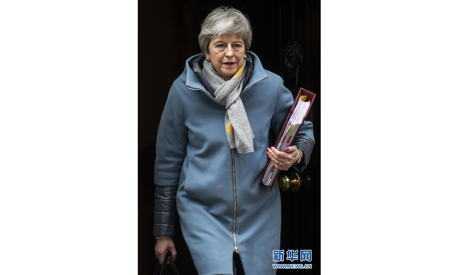 3月20日，在英国伦敦，英国首相特雷莎·梅离开首相府前往议会。 英国首相特雷莎·梅20日在议会下院说，她已向欧盟递交信函，正式提出推迟英国“脱欧”的申请。 新华社发（雷伊·唐摄）