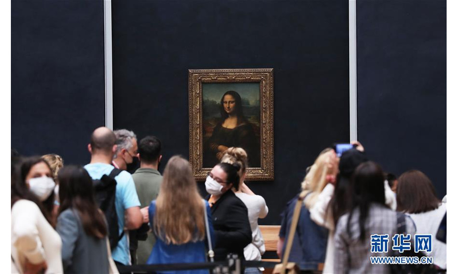 7月6日，参观者在法国巴黎卢浮宫博物馆欣赏莱昂纳多·达·芬奇的名作《蒙娜丽莎》。 因新冠病毒疫情关闭3个多月后，法国卢浮宫博物馆于6日重新开放。 新华社记者 高静 摄