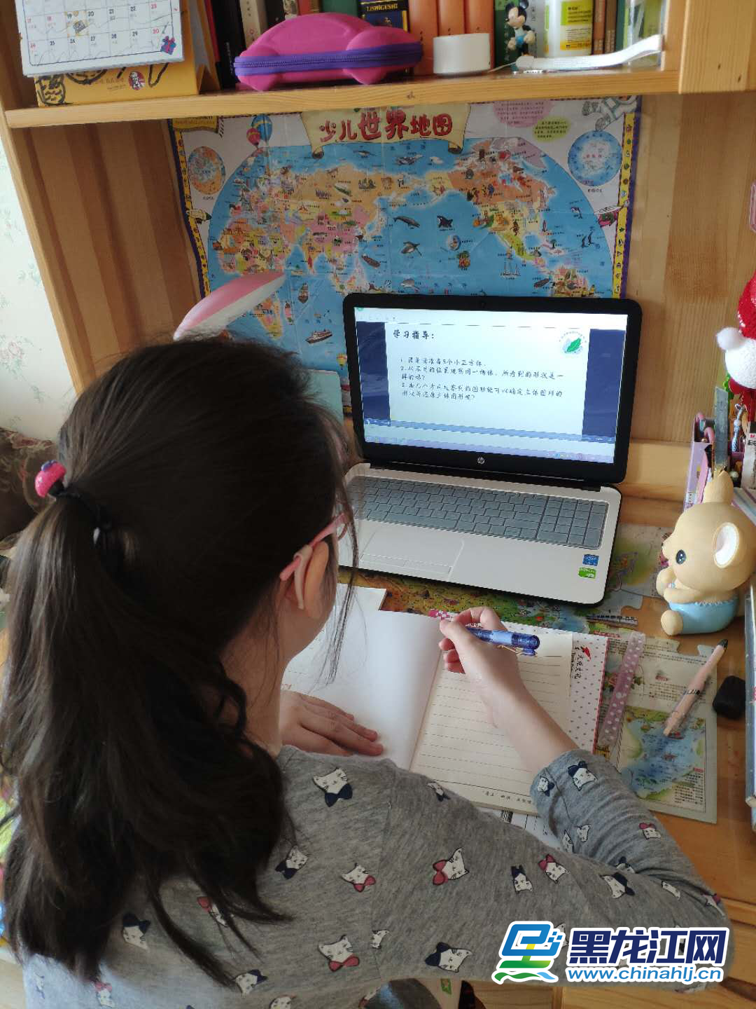 3月2日，黑龙江省春季新学期开学第一天，为维护疫情防控大局、确保广大师生身体健康，全省274万4349名中小学生同时参加线上学习，实现“停课不停学”，这在黑龙江基础教育史上前所未有。图为哈尔滨市新阳路小学学生通过“云课堂”进行学习。