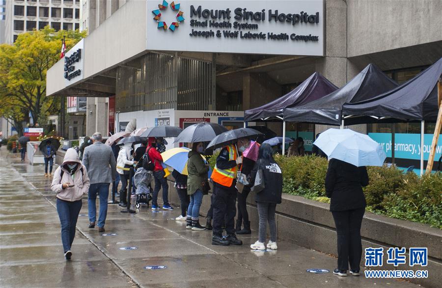 　　10月15日，在加拿大多伦多，人们在一处新冠病毒检测中心外排队等候检测。 截至当日下午，加拿大累计新冠确诊病例上升至193600例，累计死亡病例9751例。 新华社发（邹峥摄）

