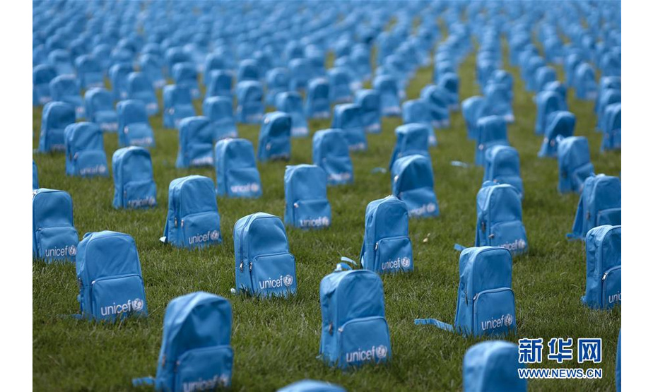 这是9月10日在纽约联合国总部拍摄的联合国儿童基金会制作的装置艺术作品，3758只蓝色书包象征了2018年在世界各冲突地区丧生的儿童。新华社记者 李木子 摄