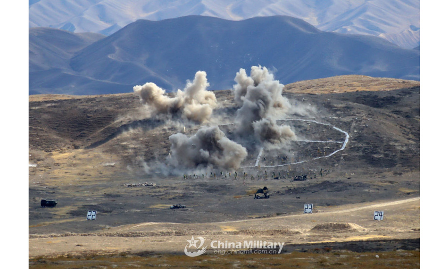9月11日，新疆军区某陆航旅在实战背景下采取空地一体的方式机动至天山北麓某地域，展开了多机型、多弹种、多靶型跨昼夜火力突击演练。