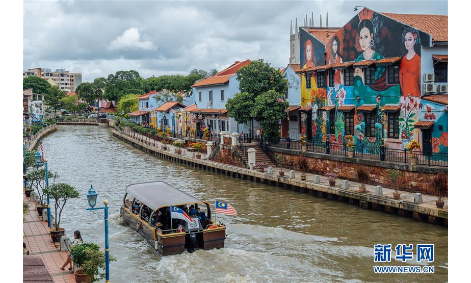 这是2020年9月19日，在马来西亚马六甲，游客乘船游览马六甲河沿岸。  新华社记者 朱炜 摄