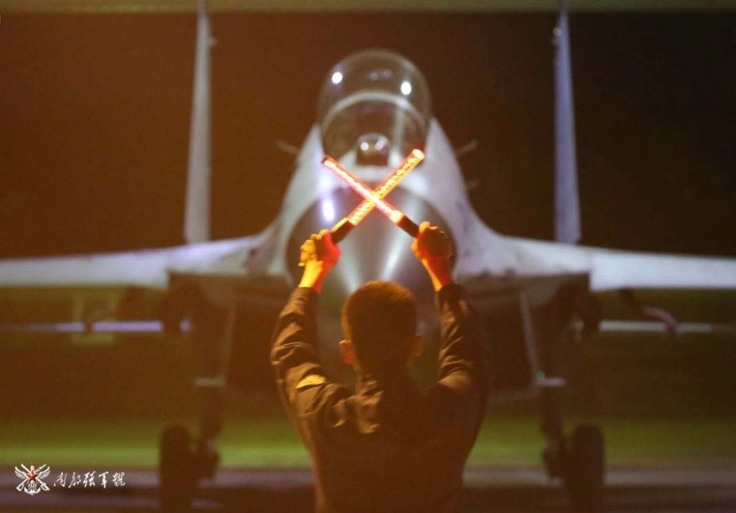 歼-11B战斗机进行跨昼夜飞行训练。