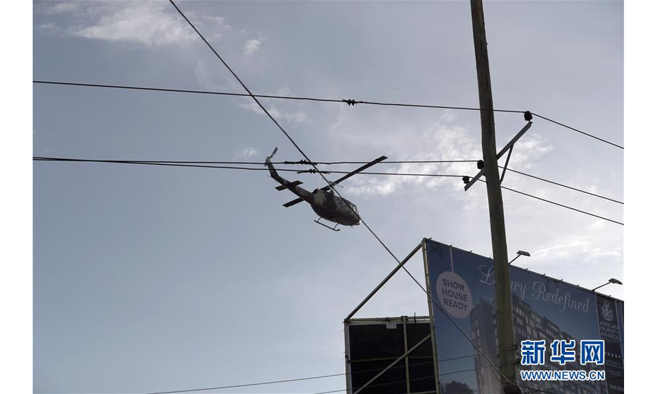 1月15日，直升机在事发现场上空巡逻。 据肯尼亚媒体报道，首都内罗毕市区一商业综合体15日遭爆炸袭击，目前已造成3人死亡，另有多人受伤。 新华社记者 吕帅 摄